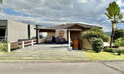 Vende-se Casa no Cond. Golf Village - 3 suítes, apartamento hóspedes, varan