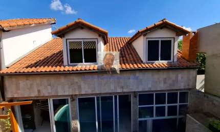 Vende-se Casa no Parque das Rosas em Cotia, 3 dorm/2suítes, a 5 minutos est