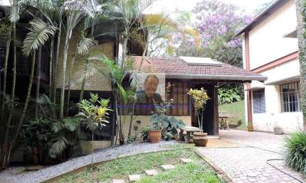 Vende-se Casa no Fazendinha - Rústica na natureza, com arquitetura autoral.