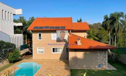 Vende-se Casa no Cond. Beverly Hills - 3d/2sts - Moderna, integrada, ampla