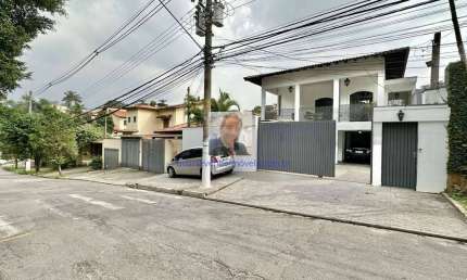 Vende-se Casa de Rua - 4 suítes, salão festas, escritório, adega, 7vagas (4