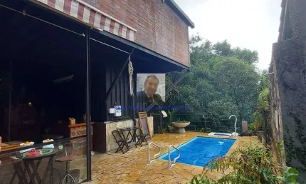 Vende-se Linda Casa PROJ. ARROJADO, 2dorm, DIFERENCIADA no Cond Vila Verde.