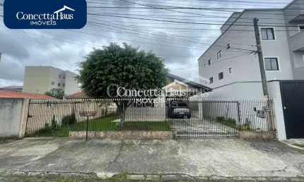 Casa   edícula em terreno amplo  Excelente para morar e investir