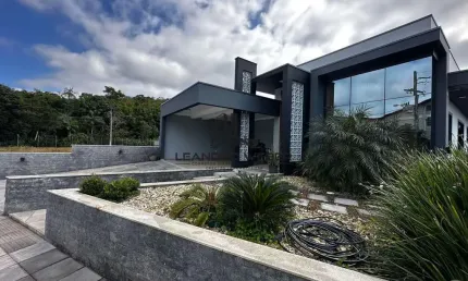 Casa alto padrão com piscina e jacuzzi em são josé/sc