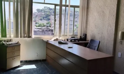 Salas comercial à venda em Madureira em frente a estação de Trem por R$ 80.000,00 (cada)