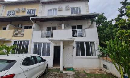 Casa triplex com 04 quartos em condomínio na Taquara - Rio de Janeiro/RJ