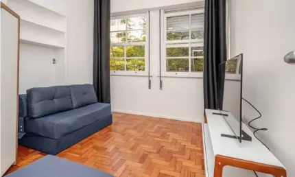 Vendo apartamento com 02 quartos a 300 metros da  Praia de Copacabana - RJ.