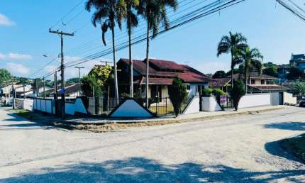 Sobrado de esquina c/ Piscina e quadra de futebol - Excelente localização - Terreno de Esquina