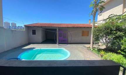 Casa para Venda assobradada localizada no Portal Versalhes II com piscina.