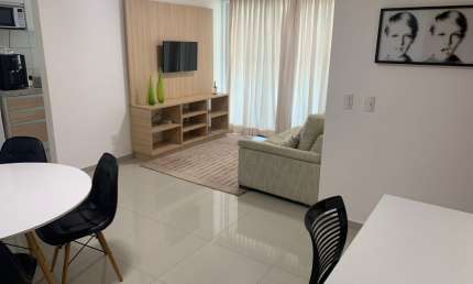 Apartamento beira-mar com 2 quartos totalmente mobiliado.