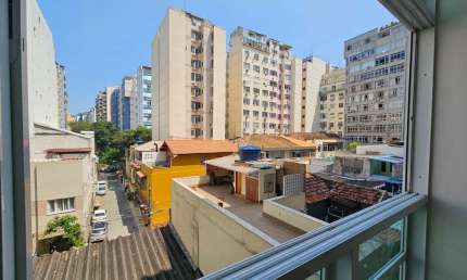 Apartamento à venda em Copacabana, Rio de Janeiro - 3 quartos, 1 sala, 2 banheiros, 90m². Vista Livre, Portaria 24hrs, Localização Privilegiada.