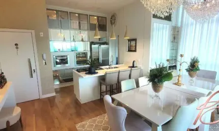 Cobertura duplex finamente mobiliada com piscina privativa.