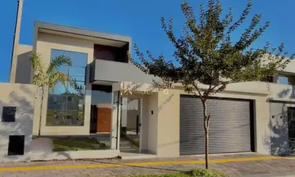 CASA  À VENDA COM PISCINA  NA VILA INDUSTRIAL - TOLEDO  PR