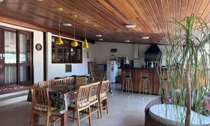 Casa térrea reformada à venda na região do Parque Taquaral