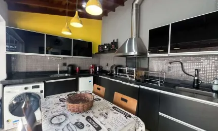 Linda casa de condomínio à venda no Parque Jambeiro