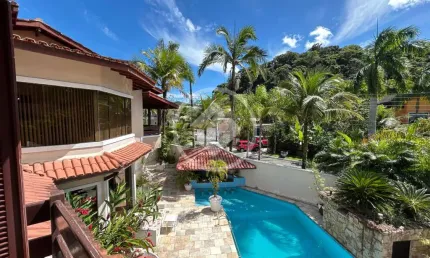 Casa Assobradada no Condomínio Fechado Pernambuco II, localizada na Praia do Pernambuco, 700 metros da praia, próximo ao Supermercado Pão de Açúcar, Shopping, Restaurantes, entre outros comércios da r