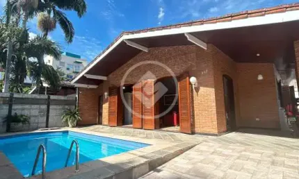 Casa a venda na Enseada a 150 Mts da praia, 03 dormitórios codigo: 99576