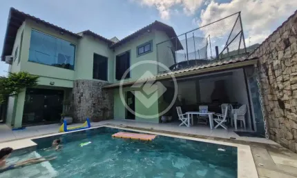 AMPLO SOBRADO UMA QUADRA DA PRAIA GUAIUBA GUARUJÁ SP codigo: 108771