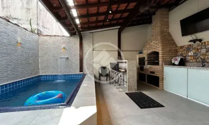 Casa sobreposta  de 03 dormitórios (01 suíte), 95 m²,próximo à praia das Astúrias com piscina e churrasqueira. codigo: 111159