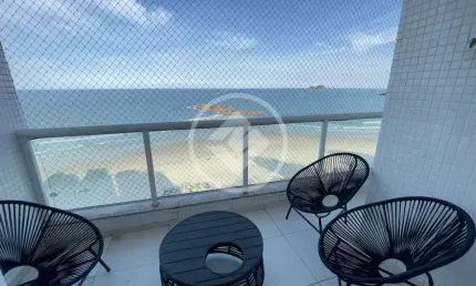 Viva o privilégio de morar de frente para o mar em um dos endereços mais desejados do litoral paulista. este incrível apartamento de alto padrão está localizado em uma das melhores praias do guarujá, 