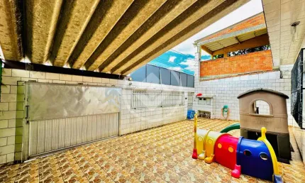Se você busca uma casa independente, seja para morar ou investir com locação, com quintal na frente, fundos e corredores laterais, espaço excelente para quem tem filhos e pretende criar área de lazer,