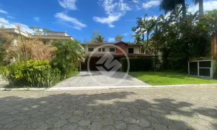 Casa em condomínio fechado a 10minutos da Praia da Enseada para locação anual e venda. codigo: 112640