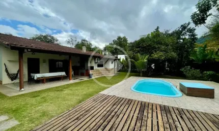 Maravilhosa Casa no Itamambuca com 03 dormitórios à 300 mts da praia. codigo: 132299