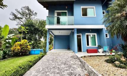 Casa para Venda em Blumenau, Velha Central, 3 dormitórios, 1 suíte, 3 banheiros, 2 vagas