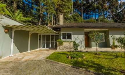 Casa em condomínio encantador, em um terreno de 1.000m2, no Butiatuvinha, Santa Felicidade.
