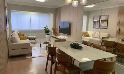 Apartamento todo reformado quadra mar com 2 dormitórios