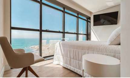 Cotas de quarto de hotel de alto padrão, frente mar, com área de lazer completa