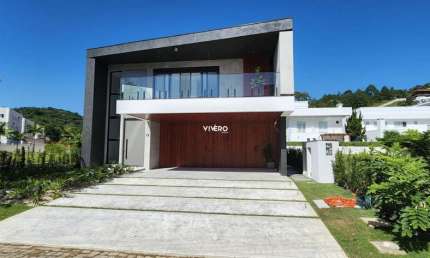 Condomínio Horizontal Praia Brava casa com 05 dormitórios na Brava