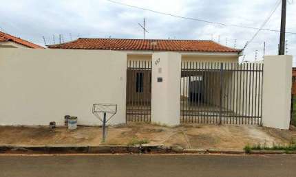 Casa com 3 quartos à venda na Rua Araguaia, Iporã, Araçatuba, 157 m2 por R$ 290.000