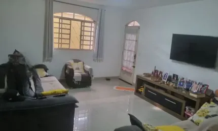 A&M IMÓVEIS VENDE EXCELENTE CASA NO CENTRO DE SÃO SEBASTIÃO