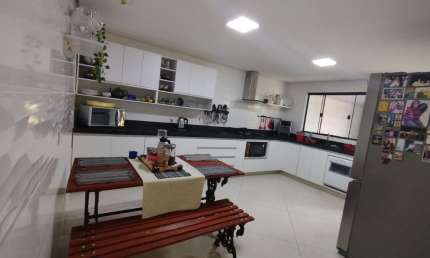 A&M IMÓVEIS VENDE EXCELENTE CASA NO SETOR DE MANSÕES
