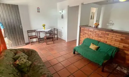 Casa com 2 Quartos, Garagem e Espaço Externo próxima a Gamboa