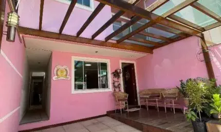 Atlântica Imóveis tem excelente casa com 3 dormitórios à venda por R$ 550.000 - Jardim Vitória - Macaé/RJ.