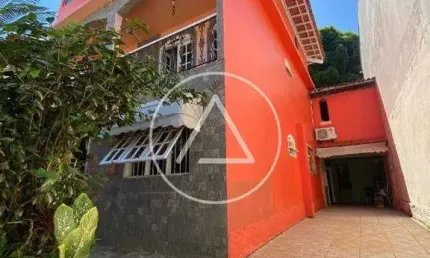 Atlântica Imóveis tem excelente casa à venda no Jardim Santo Antônio - Macaé/RJ.