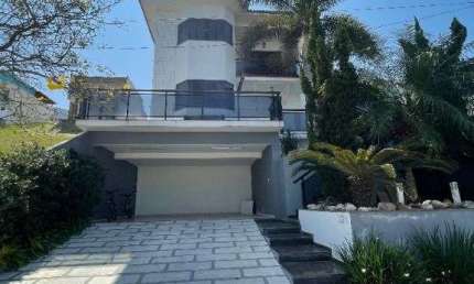 Atlântica Imóveis tem excelente casa com 3 dormitórios, 280 m² - venda no Vale dos Cristais - Macaé/RJ.