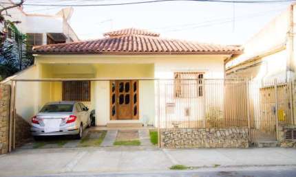 Casa com 3 dormitórios à venda, 244 m² por R$ 750.000,00 - Centro - Macaé/RJ