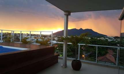 cobertura com 3 dormitórios à venda por R$ 950.000, localizada no bairro Extensão do Bosque, Rio das Ostras/RJ. Com 255 m² de área útil, o imóvel cont