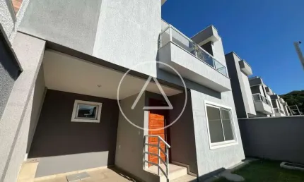 Casa à Venda em Costa Azul - R$ 750.000 | Próxima a Comércios e Conveniências