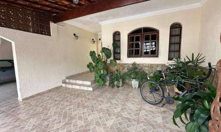 Sobrado à Venda de 270 m² na Vila Urupês em Suzano/SP: 04 dormitórios.