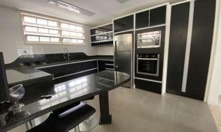 Casa térrea reformada, com edícula e churrasqueira em Capoeiras