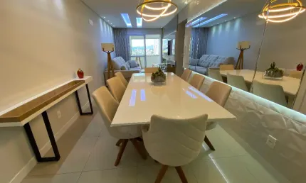 Apartamento de 3 dormitórios reformado com vista mar em Barreiros