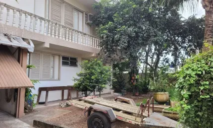 Casa com viabilidade comercial em rua com boa movimentação de veículos no Estreito