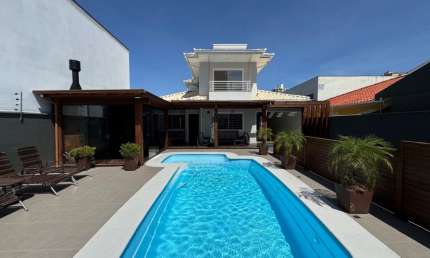 3 Dormitórios (2 Suítes) - 200 m² - Piscina e Área Gourmet - R$ 1.400.000,00 - Barreiros - São José/SC