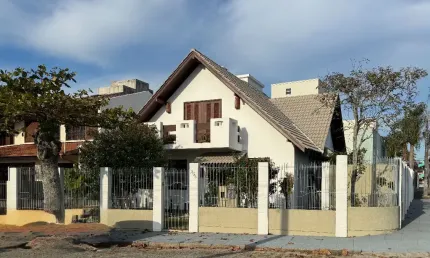 Casa 4 Dormitórios (2 Suítes) - Amplo Jardim - 4 Vagas (2 cobertas) - Prox. Beira Mar Continental!