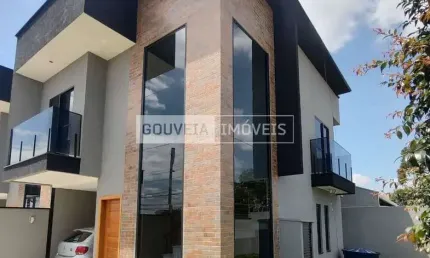 Sobrado com 3 Dormitórios, 1 Suíte, 106 m², à venda por R$ 715.000 - Cajuru, Curitiba (PR)