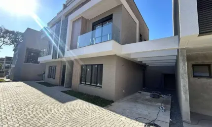 Sobrado 3 Dormitórios, 1 Suíte, 192,66 m², à venda por R$ 970.000 - Água Verde, Curitiba (PR)